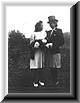 Cousine Erika (mit Hut) und Anna auf der Hochzeitsfeier von Ida und Hugo im Jahre 1943.